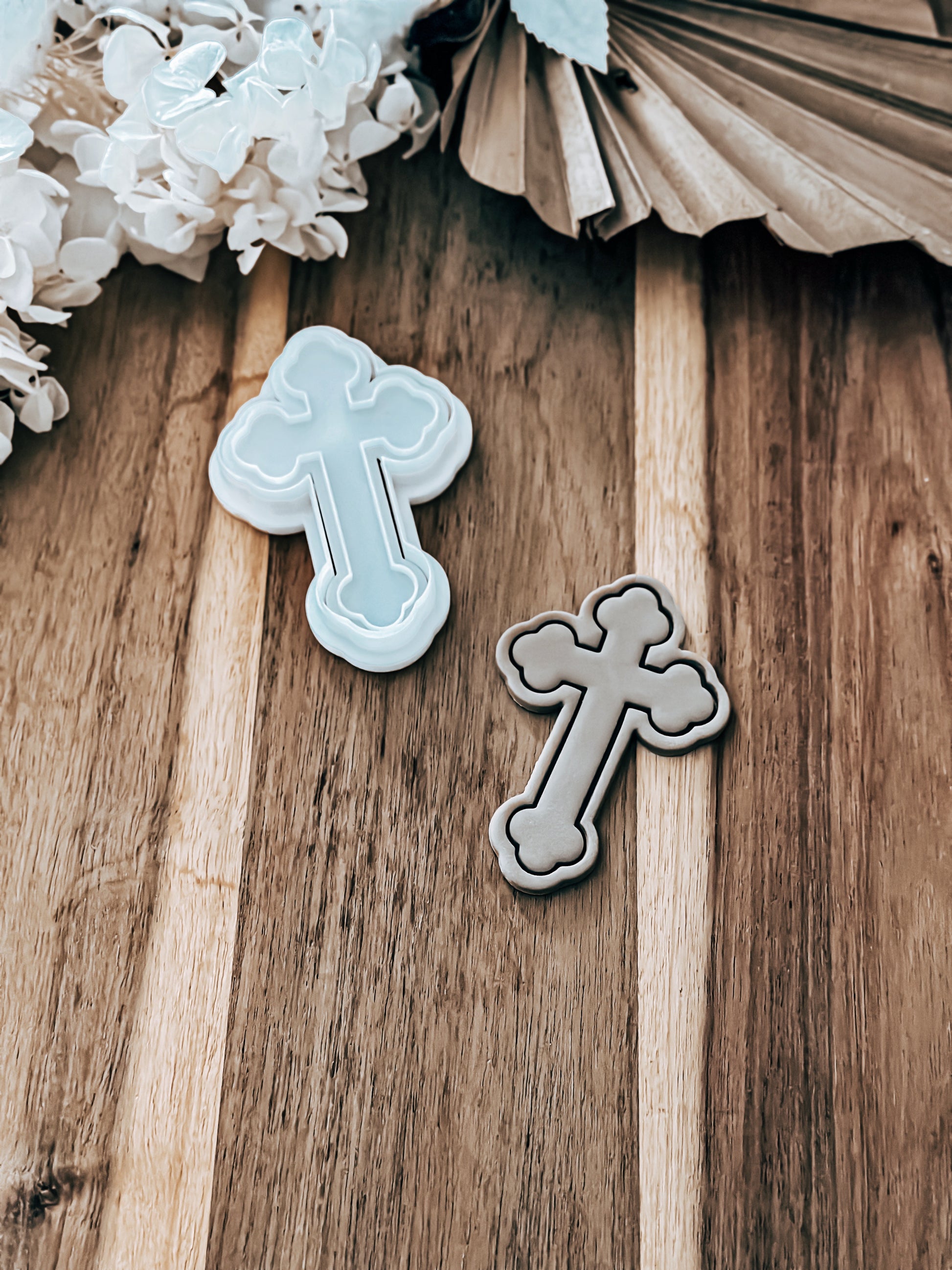 Curved Cross Stamp and Cutter - Ideal for Fondant & Sugar Cookies