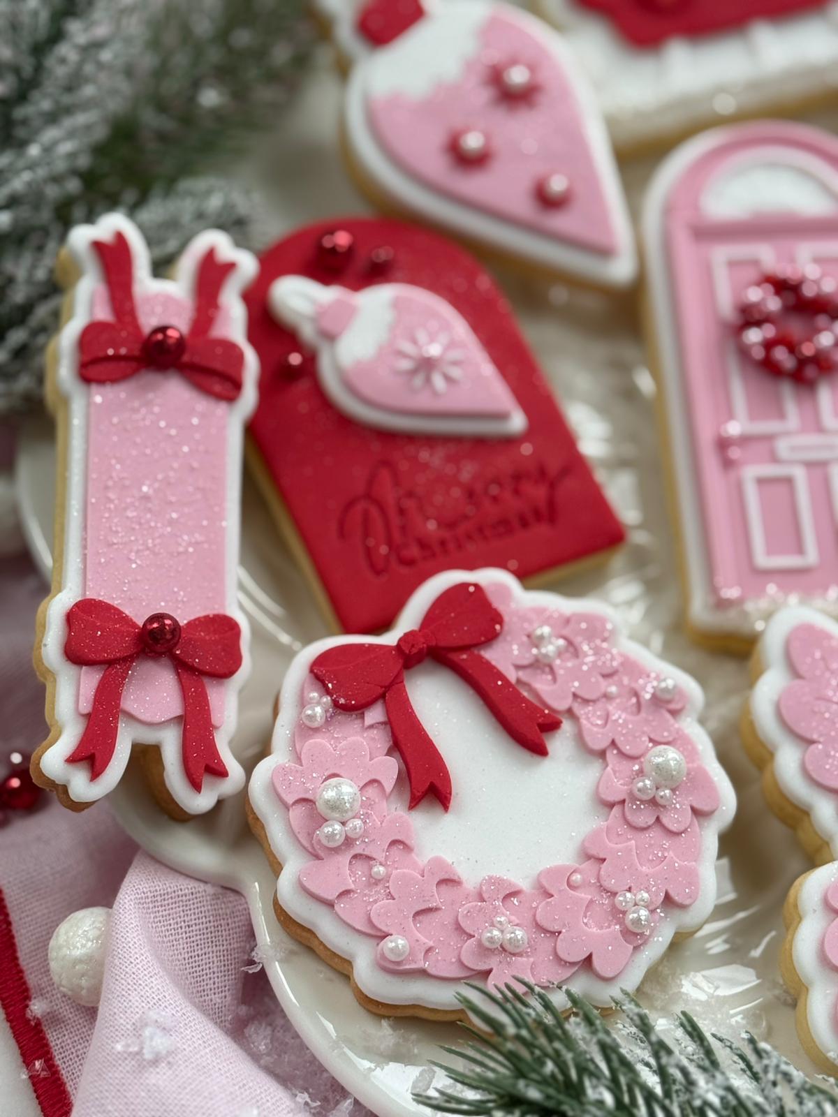 Bonbon (Bow) design stamped in fondant to show the finished cookie