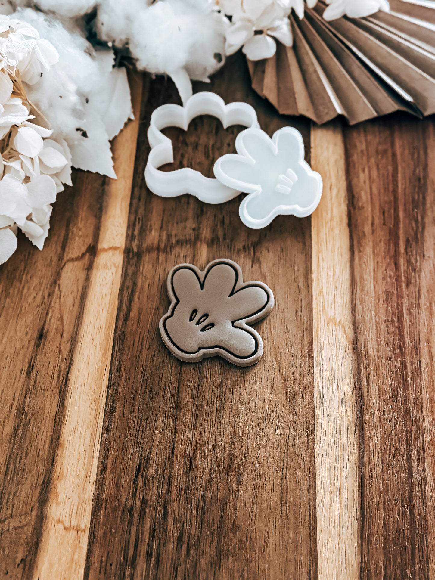 Mini Glove (Mickey Mouse) - Cookie Stamp and Cutter - Ideal for Fondant & Sugar Cookies