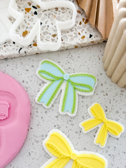 Scalloped Ribbon Bow Stamp & Cutter - Perfect for Fondant & Sugar Cookies