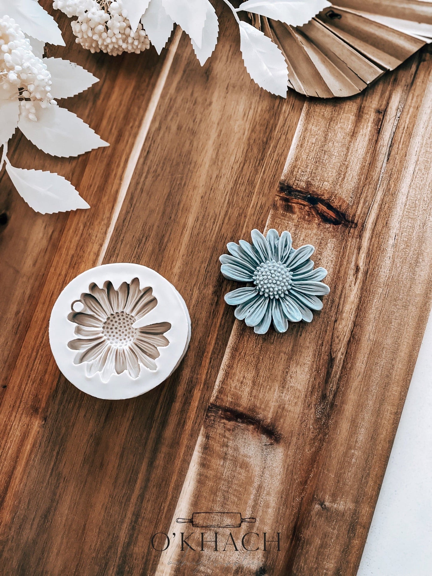 Large Daisy - Silicone Mould - Perfect for Fondant, Chocolate, & Cake Decorating